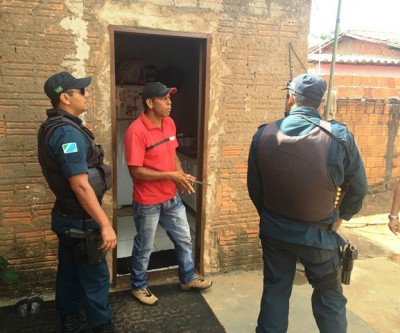Travestis tentam assaltar morador do bairro Vila Haro que se defende com faca 