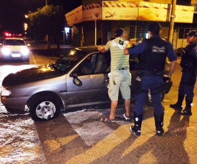 “Largado” da esposa, motorista sai para beber, bate o carro e é preso 