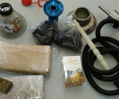 Dupla é presa tentando arremessar maconha e narguilé no presídio