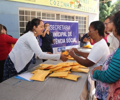 Assistência Social e Saúde entregam mais 105 óculos aos beneficiários dos CRAS