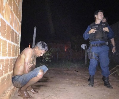 Moradores tiram roupa de ladrão e jogam água em seu corpo para iniciar linchamento 