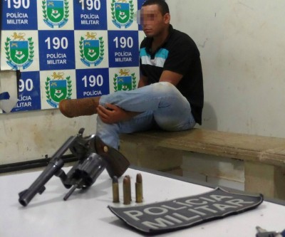 Auxiliar de produção é preso com revólver e moto furtada que foi comprada de mototaxista 
