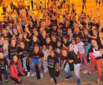 1º flash mob reúne centenas de pessoas na noite desta quarta-feira na praça 