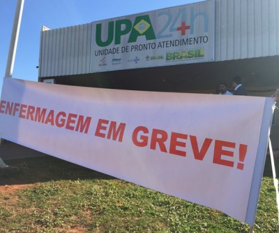 Nariz de palhaço e faixas indicando paralisação marcam a 