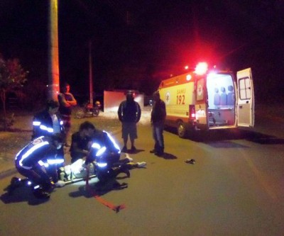 Passageiro de moto cai e não é percebido por amigo que continua seu trajeto 