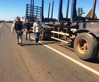 Corrente de bitrem por pouco não causa acidente em rodovia; PRF autuou o caminhoneiro 