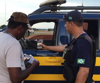 PRF monta barreira na BR-158 para flagrar motoristas bêbados que voltavam dos ranchos do Sucuriú 