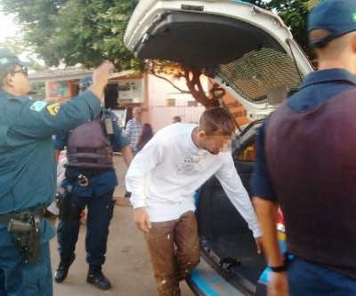 Ao averiguar denúncia de arma de fogo em bar, polícia encontra faca com acusado 