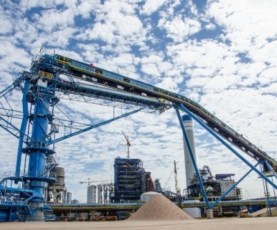 Fibria realiza primeiro processamento de madeira para 2º linha de produção de celulose