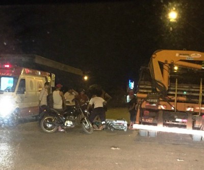 Jovem bate atrás de caminhão e é socorrido com suspeita de fratura 