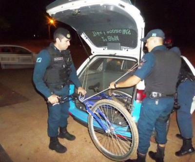 Ao notar a presença da polícia, grupo foge e abandona bicicletas 