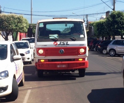 Funcionário da Júlio Simões da mal exemplo e estaciona caminhão no meio da rua 