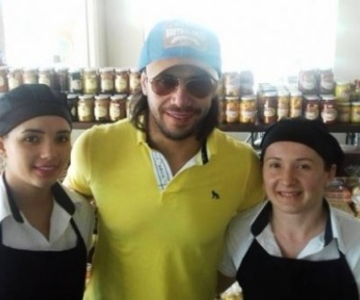 Cantor Mariano, da dupla com Munhoz, almoça em churrascaria em Três Lagoas