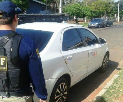 Pedreiro é preso com CNH falsa; amigo que foi tirar seu carro acaba preso pelo mesmo crime 