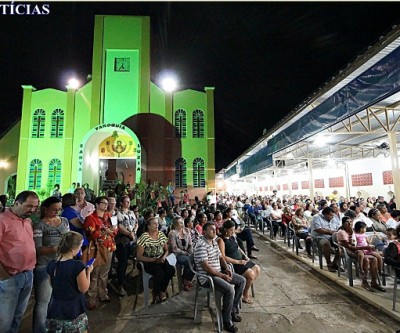 Paróquia Santa Luzia fica lotada de fiéis que participaram de missa campal 