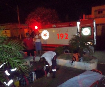 Desgovernada, moto derruba piloto e bate violentamente em banco de concreto 
