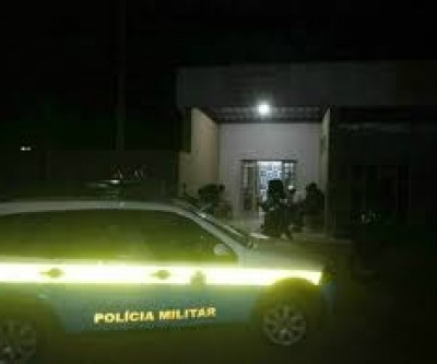 Homem ameaça suposto amante da esposa e acaba imobilizado pela vítima 