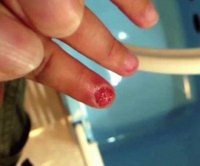 Mulheres se desentendem por causa de homem e brigam na frente de academia 