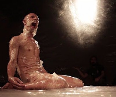 PM prende artista que ficou pelado na rua e governo pede desculpas