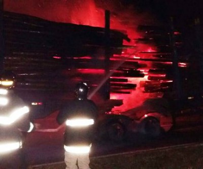Carreta que seguia para a Eldorado Brasil fica destruída com carga de eucalipto 