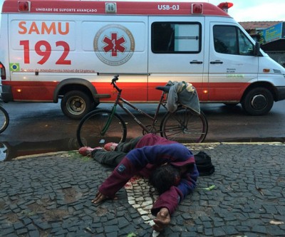 “Cateto” é agredido com bloco durante briga na praça da rodoviária 