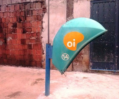 Reforma em calçada deixa orelhão com 1 metro de altura na Vila Piloto