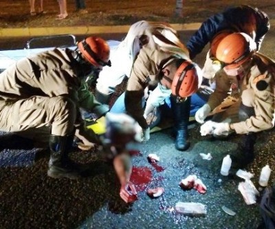Motociclista que bateu em caminhão está em estado grave 