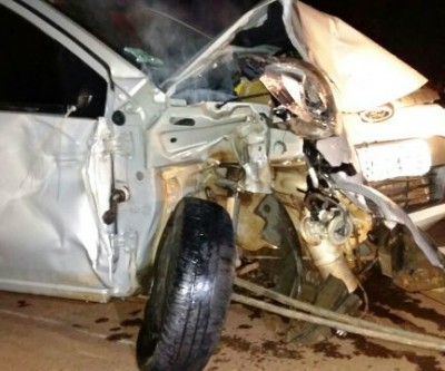 Fiesta bate violentamente em carreta de eucalipto na BR-262