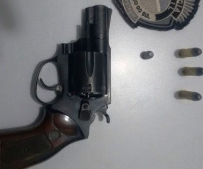 Após suspeitar de traição, homem atira na casa de suposto amante da esposa