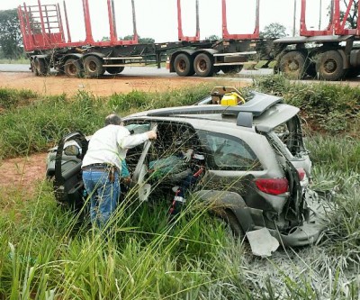Em mais um acidente com carreta de eucalipto, condutor de carro fica presos às ferragens  