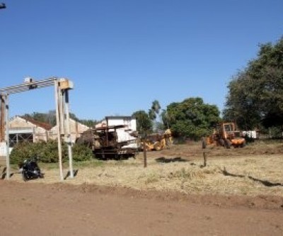 Área que sediará a 29ª Festa do Folclore de Três Lagoas começa a receber manutenção