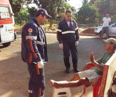 Ao sair de bar, ciclista bate em caçamba, quebra cervejas e fica ferido 