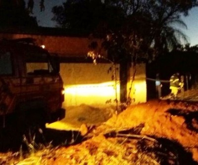 Fogo em terreno baldio atinge casa e acaba causando grandes prejuízos
