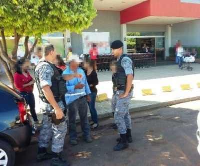 Cliente de supermercado aciona a polícia para relatar o sequestro de seu filho 