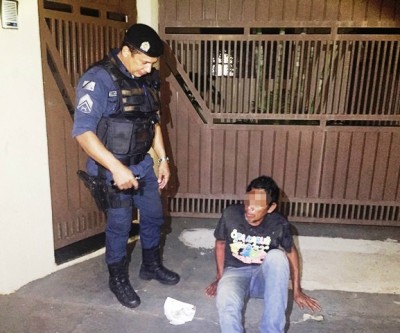 Mulheres que chegavam em casa acionam a polícia para abordar homem suspeito 