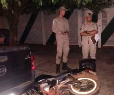 Motociclista fica ferido ao bater violentamente em carro parado 