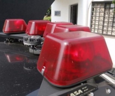 Homem joga mulher para fora de carro e foge com criança