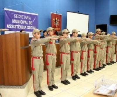 Crianças e adolescentes do Bombeiros do Amanhã são graduados