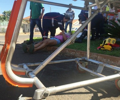 Ciclista na contra mão bate em carro que seguia pela preferencial