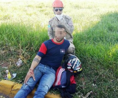 Acidente em semáforo deixa entregador de peças ferido 