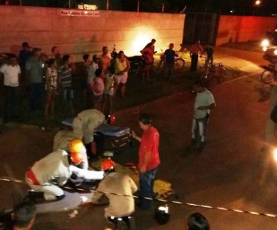 Motociclista fica gravemente ferido ao bater em caminhão parado no Jardim Oiti 