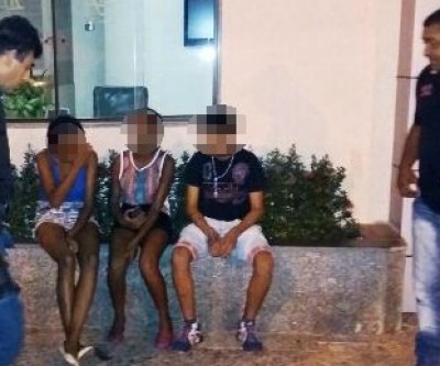 Menores bebem, comem lanche e saem correndo na hora de pagar a conta em trailer 