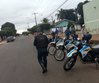 Piloto de moto causa acidente, fere mulher e foge da polícia