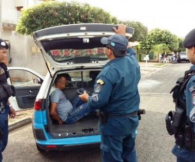 Agente funerário é preso minutos depois do assalto feito em mercado