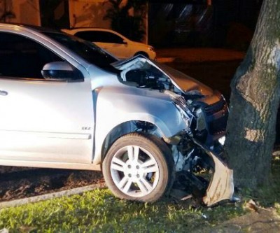 Carros arrancam poste e batem em árvore na madrugada deste sábado na Lagoa Maior 