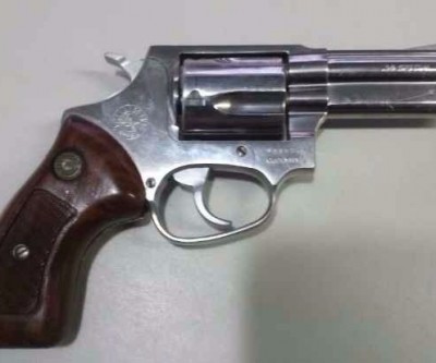 Mulher esquece cofre aberto e arma de fogo é furtada
