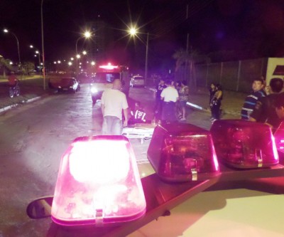 Ocupantes de CB 300 ficam feridos em acidente; condutor de Pálio fugiu do local