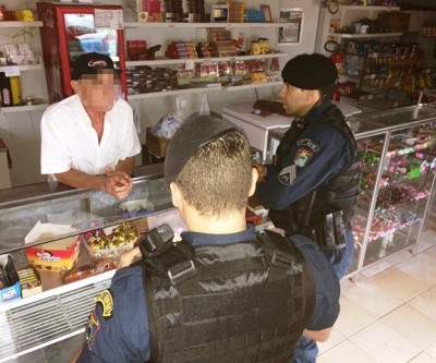 Assaltante se passa por cliente e após pedir pinga, rouba bar no Parque São Carlos 