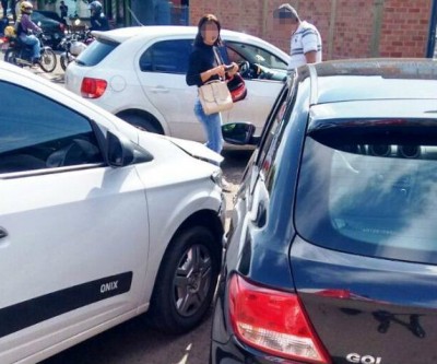 Acidente entre dois carros deixa uma pessoa ferida 
