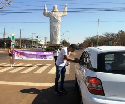 Campanha “Agosto Lilás” é levada aos motoristas no trânsito